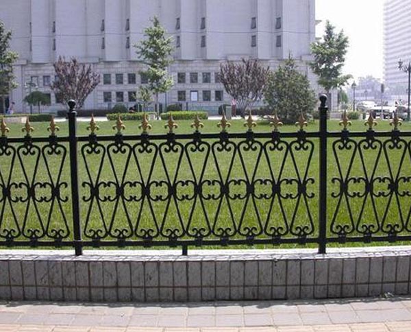 十堰鐵藝護欄有哪些優(yōu)缺點以及維護方式呢？